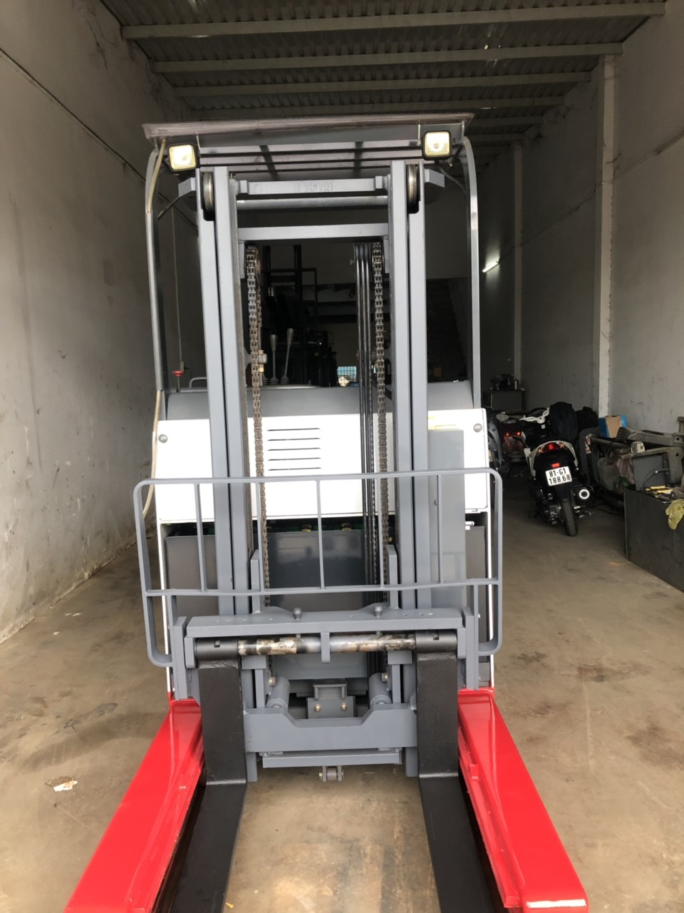 Xe nâng điện đứng lái